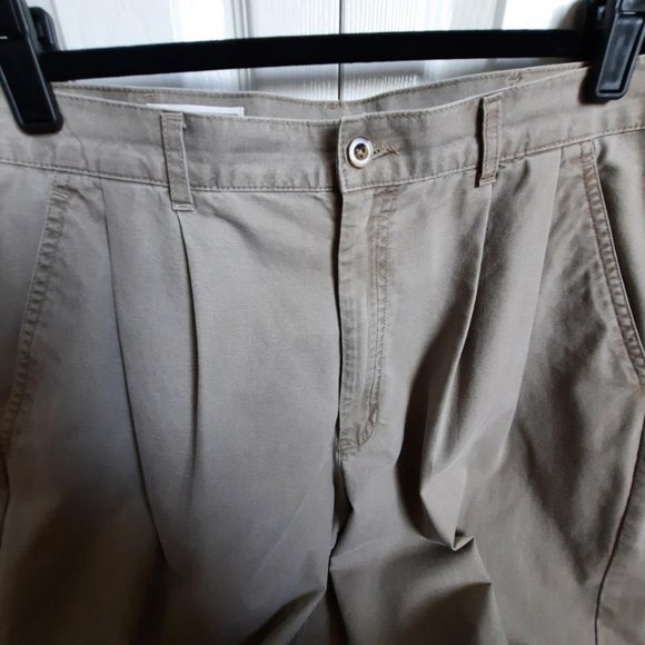 Men's L.L. Bean Pleated Tropic Weight Khaki Tan Chino Pants Size 33W / 32L - Picture 2 of 7